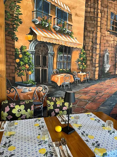 Ręcznie malowany mural w ogródku Trattorii Tre Angeli